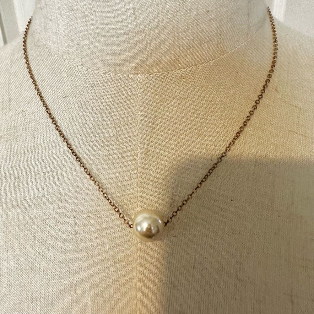 Faux pearl pendant necklace